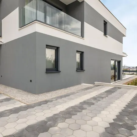 Moonlit Mirage With Pool, Gym And Sauna Villa *