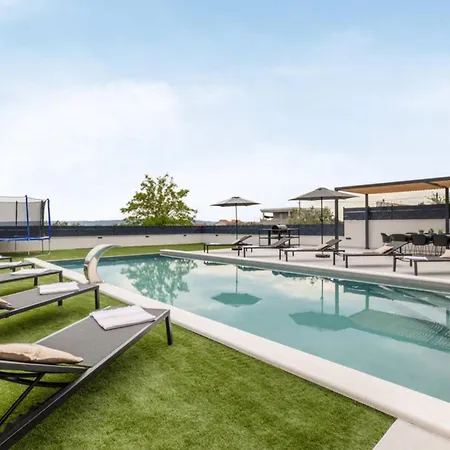 Moonlit Mirage With Pool, Gym And Sauna *