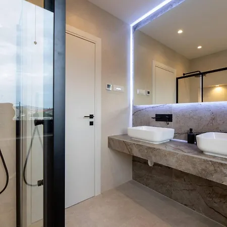 Villa Moonlit Mirage With Pool, Gym And Sauna