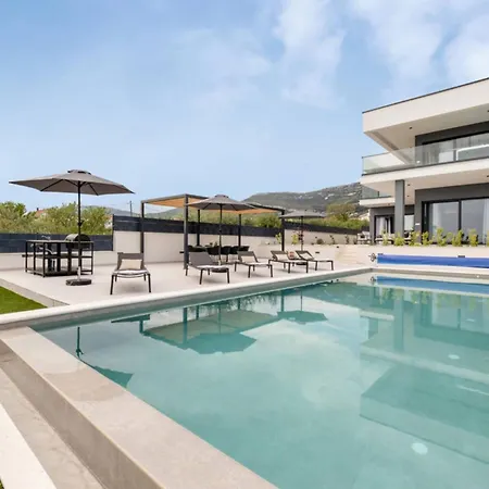 Moonlit Mirage With Pool, Gym And Sauna Villa