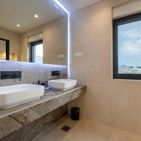 Villa Moonlit Mirage With Pool, Gym And Sauna Kastela