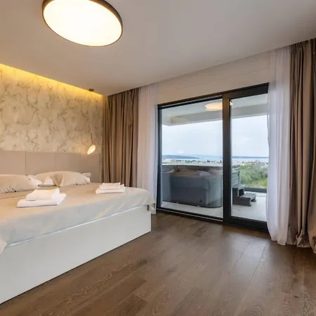Moonlit Mirage With Pool, Gym And Sauna * Kastela