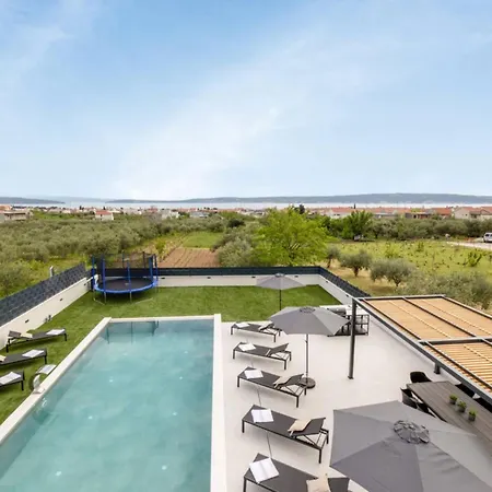 Moonlit Mirage With Pool, Gym And Sauna Villa *